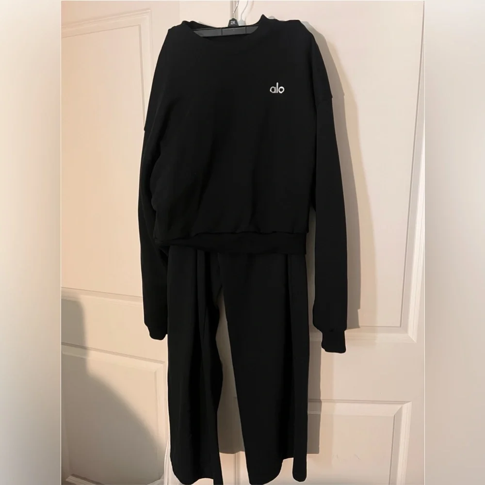 Alo Black Accolade crewneck cropped sweatshirt Accolade straight leg sweatpants